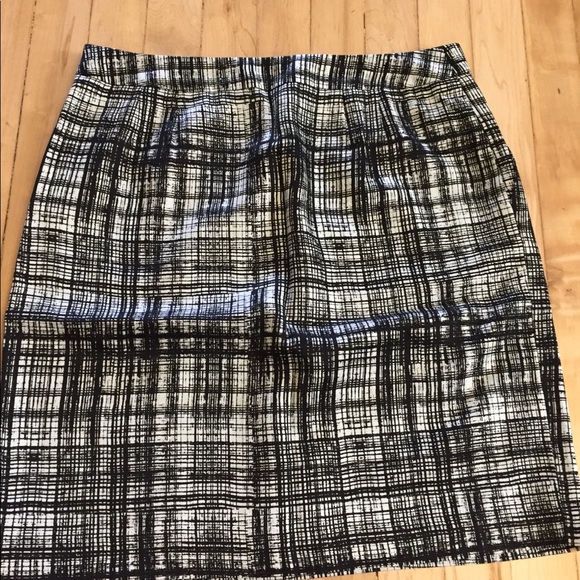 Ann Taylor LOFT skirt size 6. Black & white design - Picture 2 of 6
